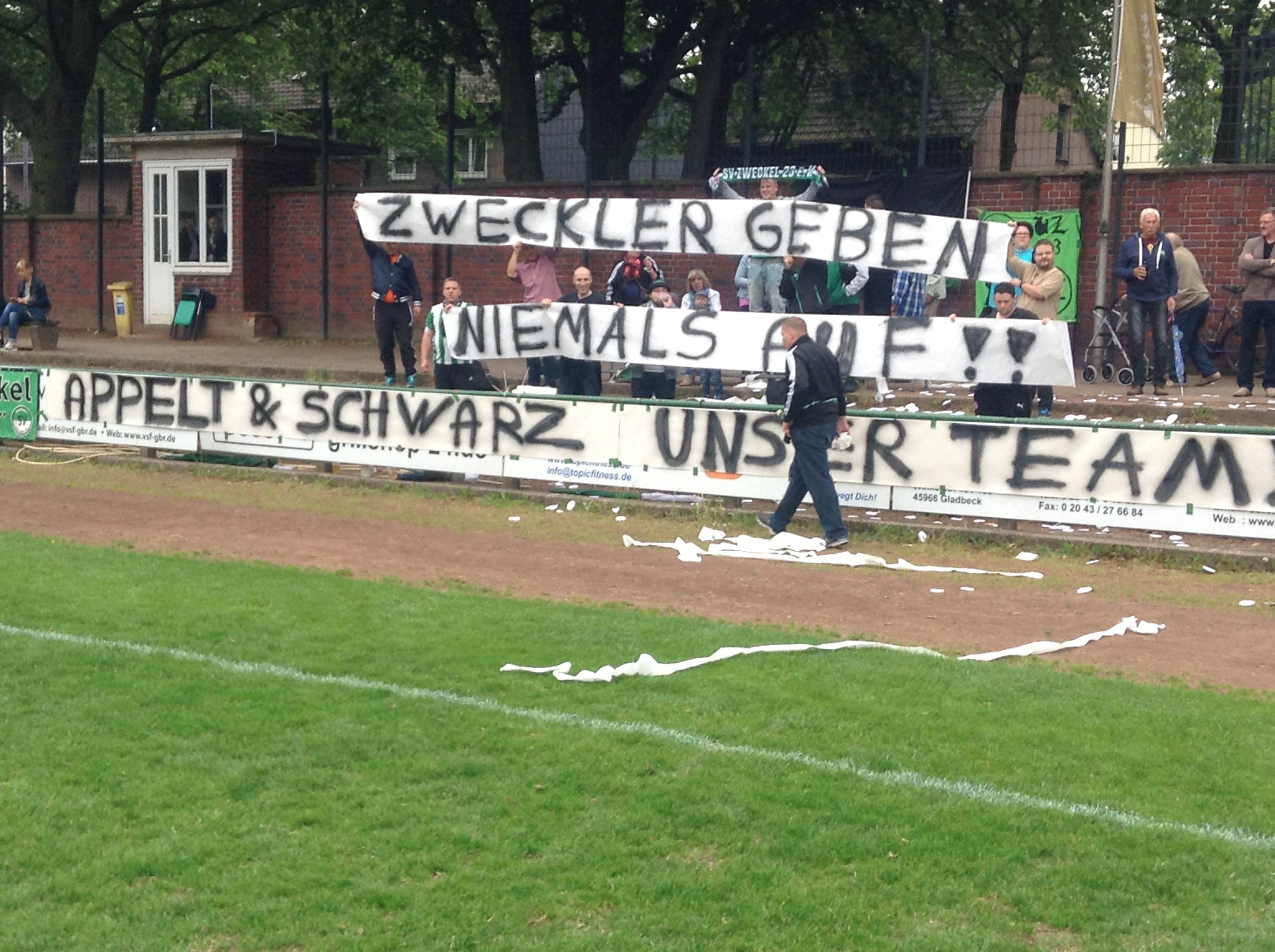 Der Zweckeler Fanclub war heute voll vertreten und sie bedankten sich beim SV Zweckel für drei Jahre Oberligafußball. Klar werden die Fans auch in der nächsten Saison den SV Zweckel in der Westfalenliga weiter unterstützen.