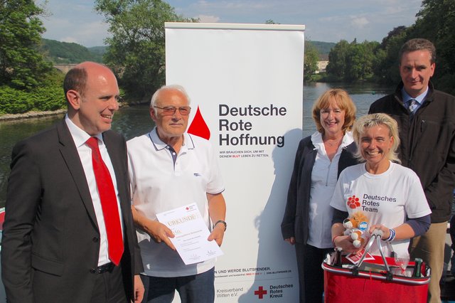 Dr. Georg Butterwegge, Hans-Otto Schmalz aus Witten (150 Spenden), Beate Gronau, Tanja Knopp und Dr. Robert Deitenbeck im Rahmen der Ehrung