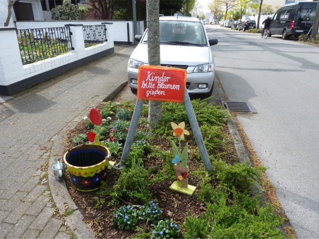 Die liebevoll gestaltete Baumscheibe verschönert die Eichenfeldstraße.