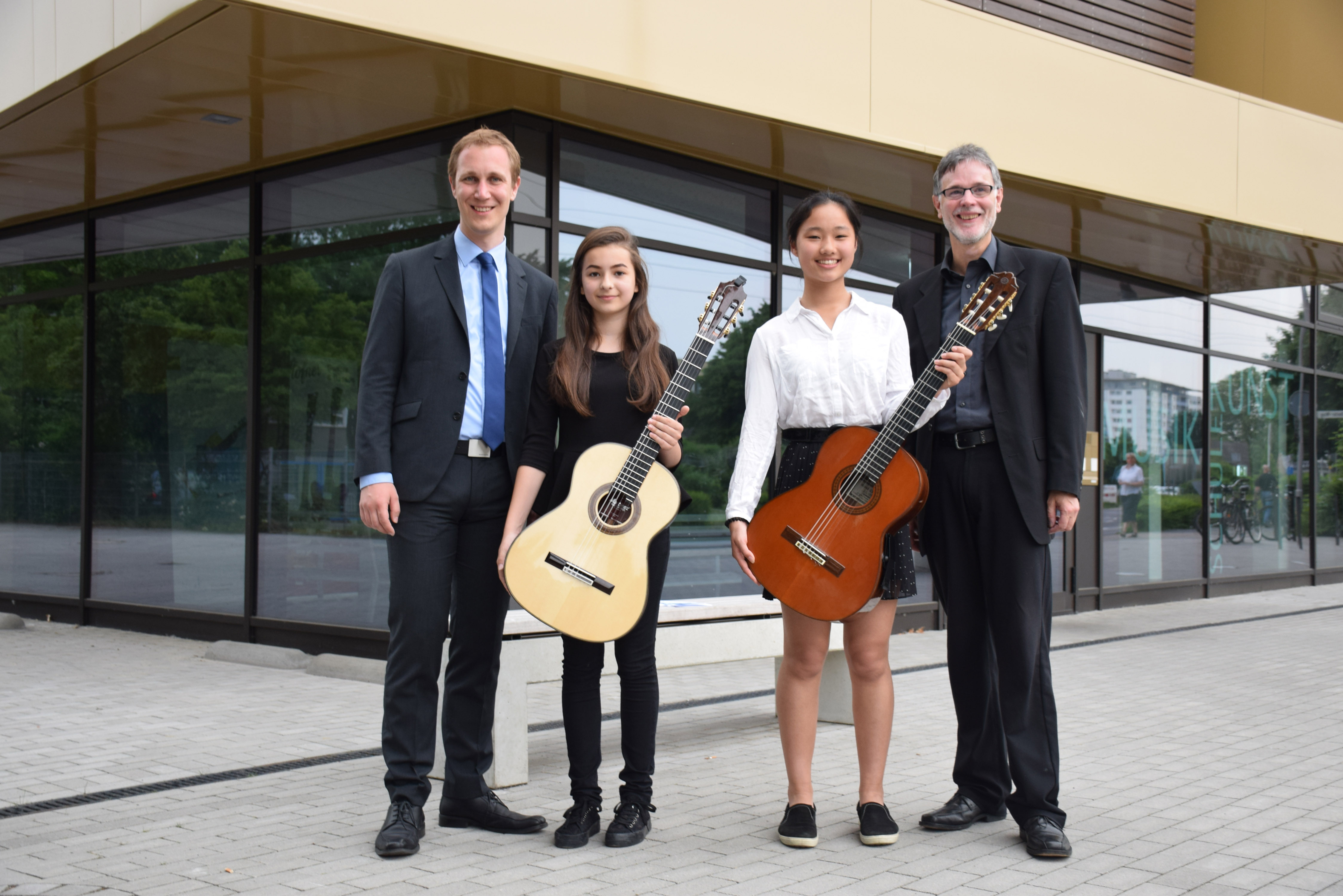 Musikschulleiter Georg Thomanek (rechts) ist stolz auf seine Schülerin Tibo Lam, die ein "sehr gut" erspielte. Daniel Zimmermann begrüßte auch Maja Magiera (Zweite von links) aus der polnischen Partnerstadt Malbork.