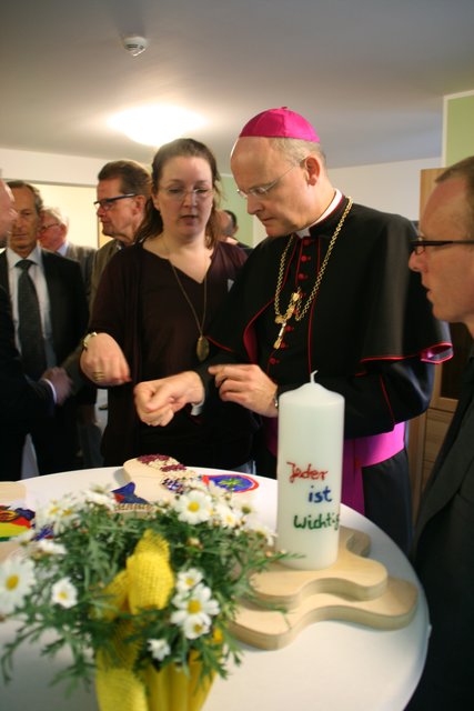 Andrea Hölper - hier im Gespräch mit dem Bischof - leitet das neue Wohnheim für Kinder und Jugendliche.