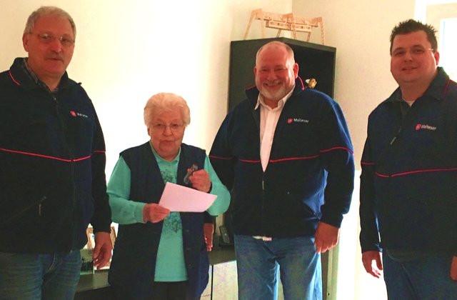 Malteser gratulieren Doris Gibkes mit silberner Ehrennadel für über 30 Jahre Fördermitgliedschaft: v.l.n.r.: Ulrich Gibkes (Sohn) stellv. Zugführer, Doris Gibkes, Martin Mersmann Stadtbeauftragter, Matthias Mersmann stellv. Stadtbeauftragter.
