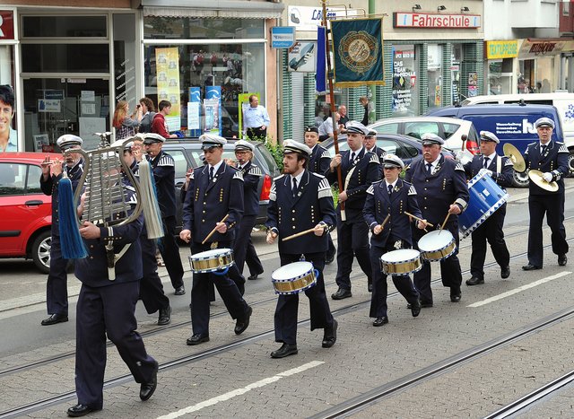 Ein toller Aufmarsch! Die Frohnhauser Schützen bei der Königsparade. Fotos: Gohl