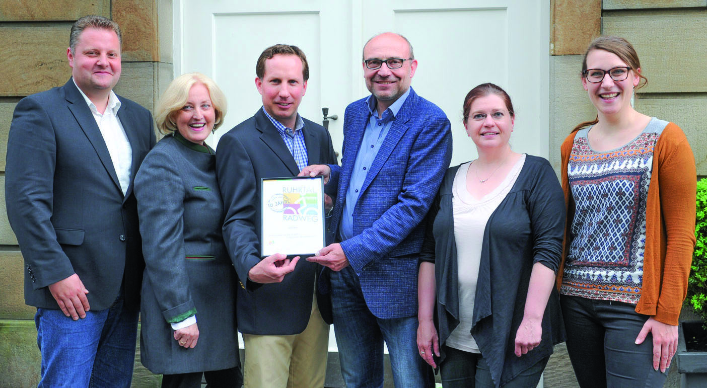 Die RTGehrte das Hotel Noy stellvertretend für die Mülheimer und Essener Betriebe, die seit zehn Jahren den Ruhrtalradweg unterstützen, bei einer Veranstaltung im Schloss Broich.