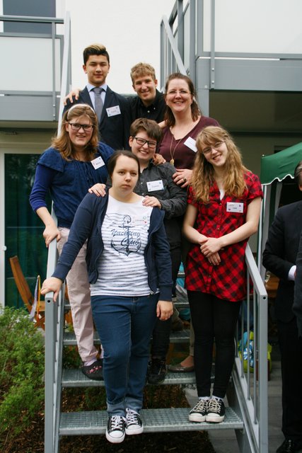 Wohnheimleiterin Andrea Hölper (oben rechts) freut sich, dass die Kinder und Jugendlichen ein schönes neues Zuhause haben.
