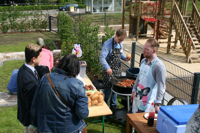 Vor dem kleinen öffentlichen Spielplatz wurde zur Eröffnung gemeinsam gegrillt.