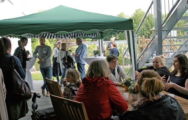 Am Nachmittag kamen Nachbarn aus dem Stadtteil, um sich das neue Wohnheim in der Ahrfeldstr. anzusehen und mit den neuen Bewohnern in Kontakt zu kommen.