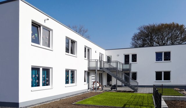 Das neue Wohngebäude in der Ahrfeldstr. umschließt einen kleinen Garten mit öffentlich zugänglichem Spielplatz.