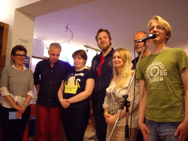 Die Teilnehmer des Poetry-Slam-Wettbewerbs erhalten vom Xantener Publikum viel Beifall.