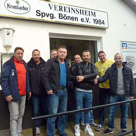 Die Bönener Vorstandsmitglieder Peter Hahnemann, Heinz Piezocha, Uli Schenk, Heiko Linke, Kai Unterkötter sowie (vorne) Norbert Pannek, Peter Peschel und Salvatore Gambino gaben Einzelheiten zum Benefizspiel am 4. Juni am Rehbusch bei einer Pressekonferenz bekannt. Foto: Eckhard Albrecht