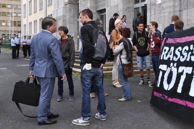 Rechtsanwalt Mehmet Daimagüler (links) vertritt in der Verhandlung eine der beiden Familien, die sich am 3. Oktober 2015 in der Altenaer Flüchtlingsunterkunft aufhielten.
