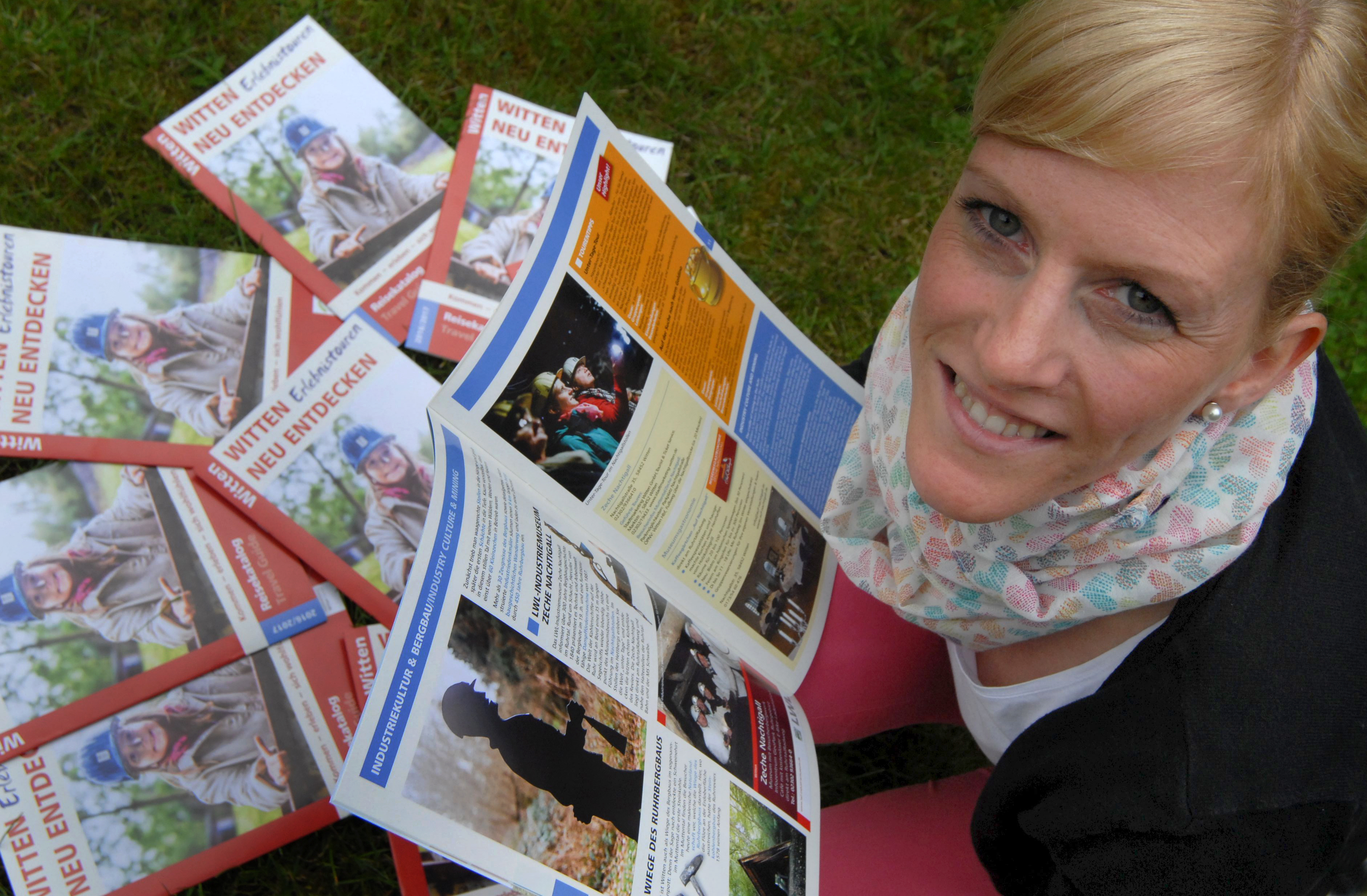Jessica Eger vom Stadtmarketing präsentiert den druckfrischen Reisekatalog Erlebnistouren "Witten neu entdecken". Foto: Barbara Zabka