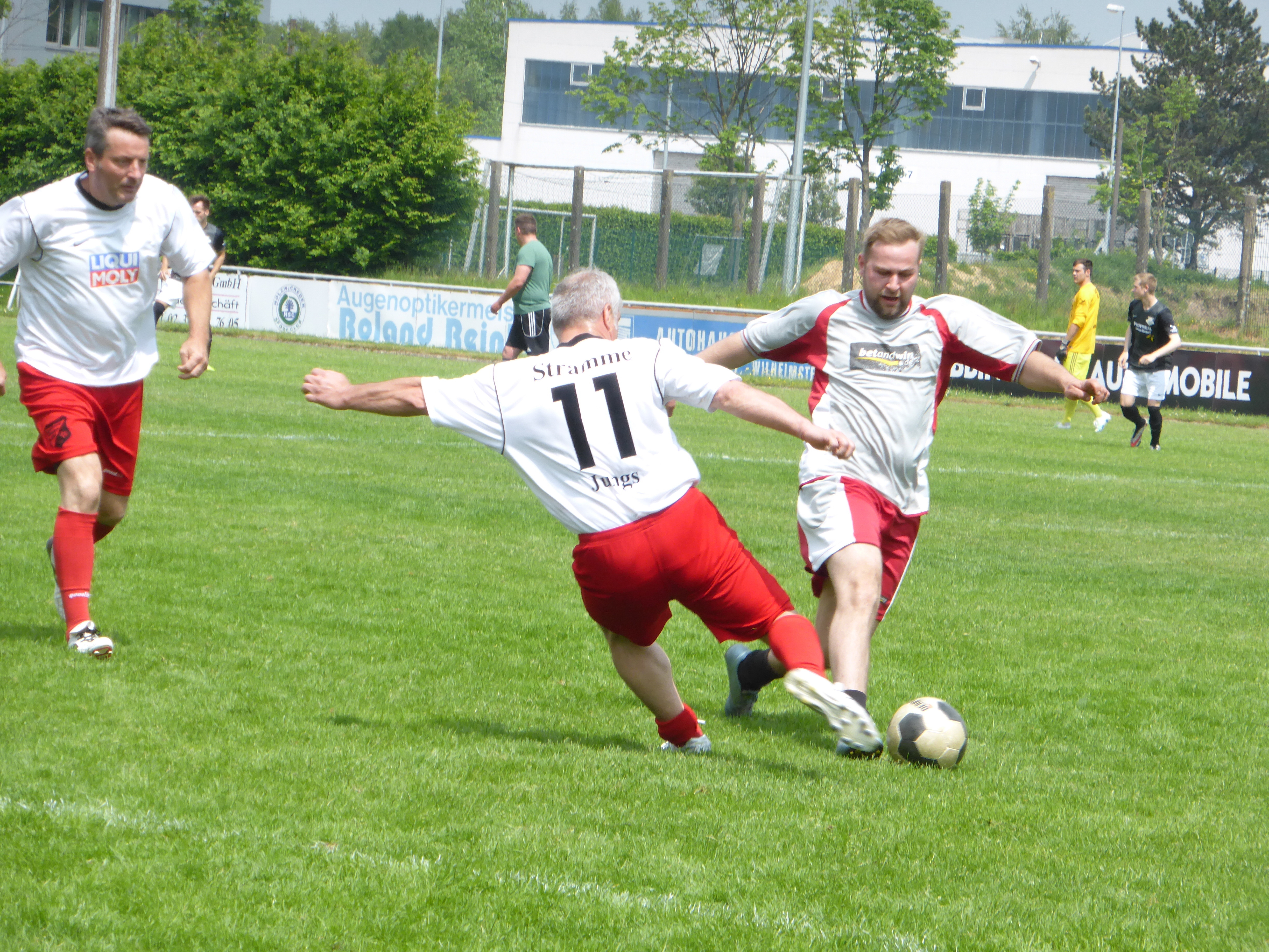 Stramme Fußballerwaden und stramme Jungs gab es beim Hobbyturnier des HSC einige zu sehen.