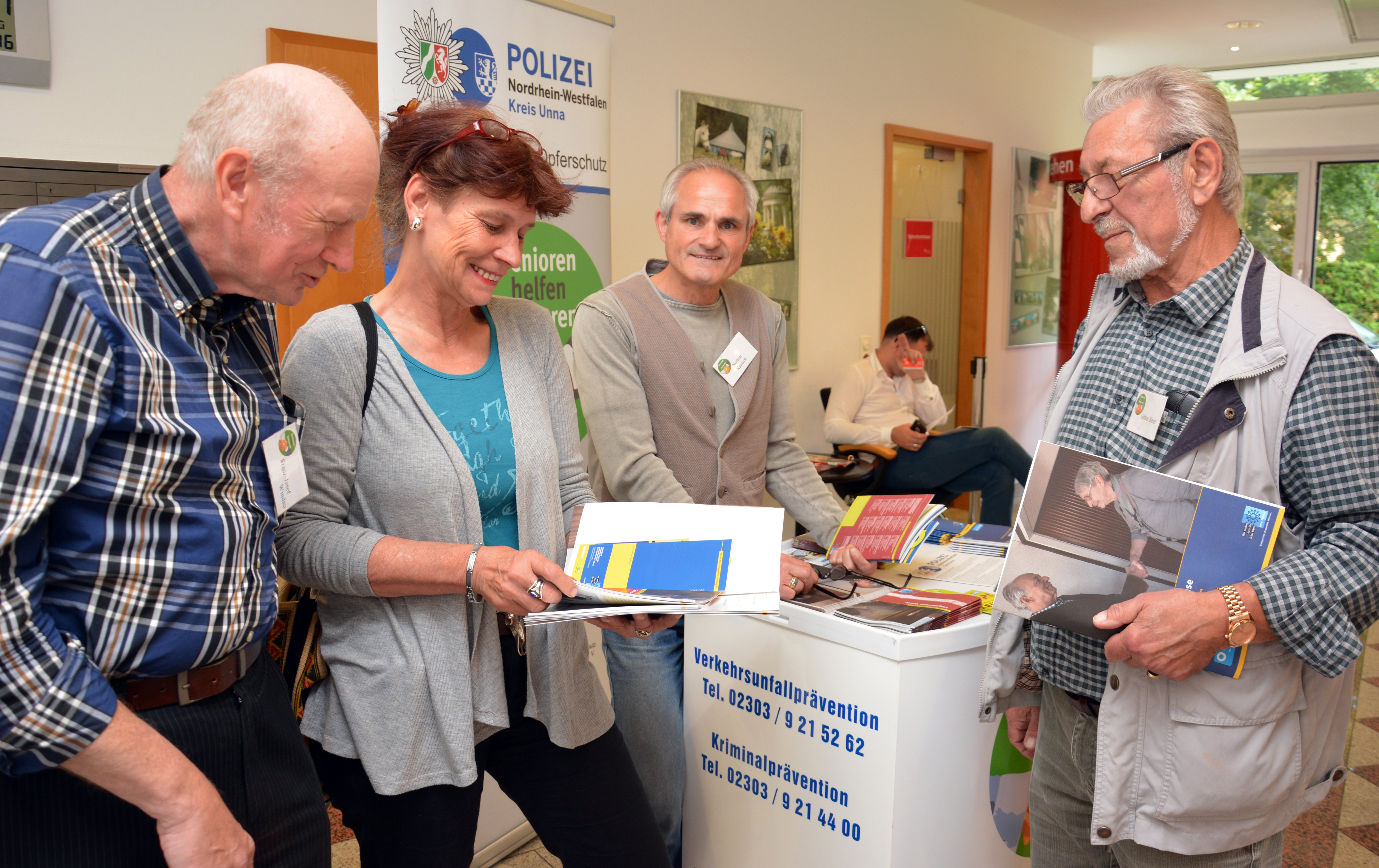 Seniorenberater im Beratungsgespräch mit einer Sparkassenkundin.