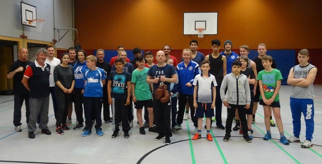 Jugendwart Jonas Raguse (mit Boxhandschuhen) in der Mitte der Jugendlichen.