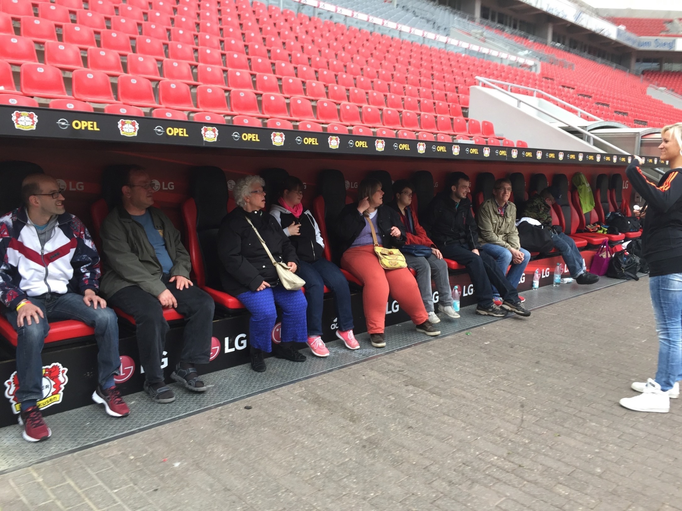 Die Besucher hören sehr interssiert den Ausführungen der Tourgides in der Bayarena zu.