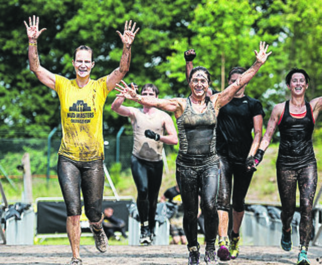 Geschafft: Gezeichnet, aber glücklich überqueren die Läufer die Ziellinie. Foto: Mud Masters
