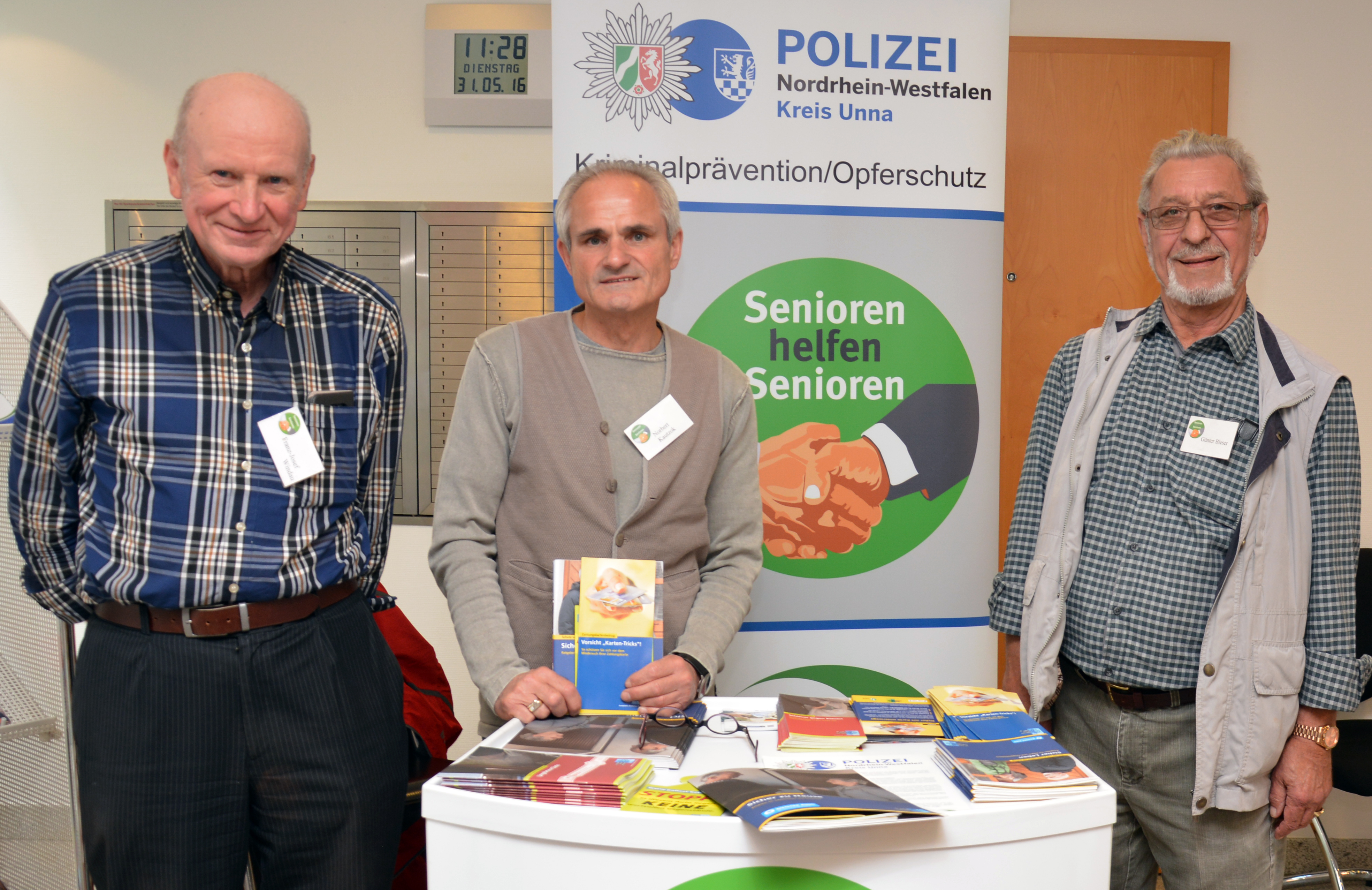 Informierten in der Sparkassenfiliale Unna-Königsborn (Fliederstraße) über Abzocke an Geldautomaten: (von links) Franz-Josef Windau, Norbert Kautzok, Günter Bleser.