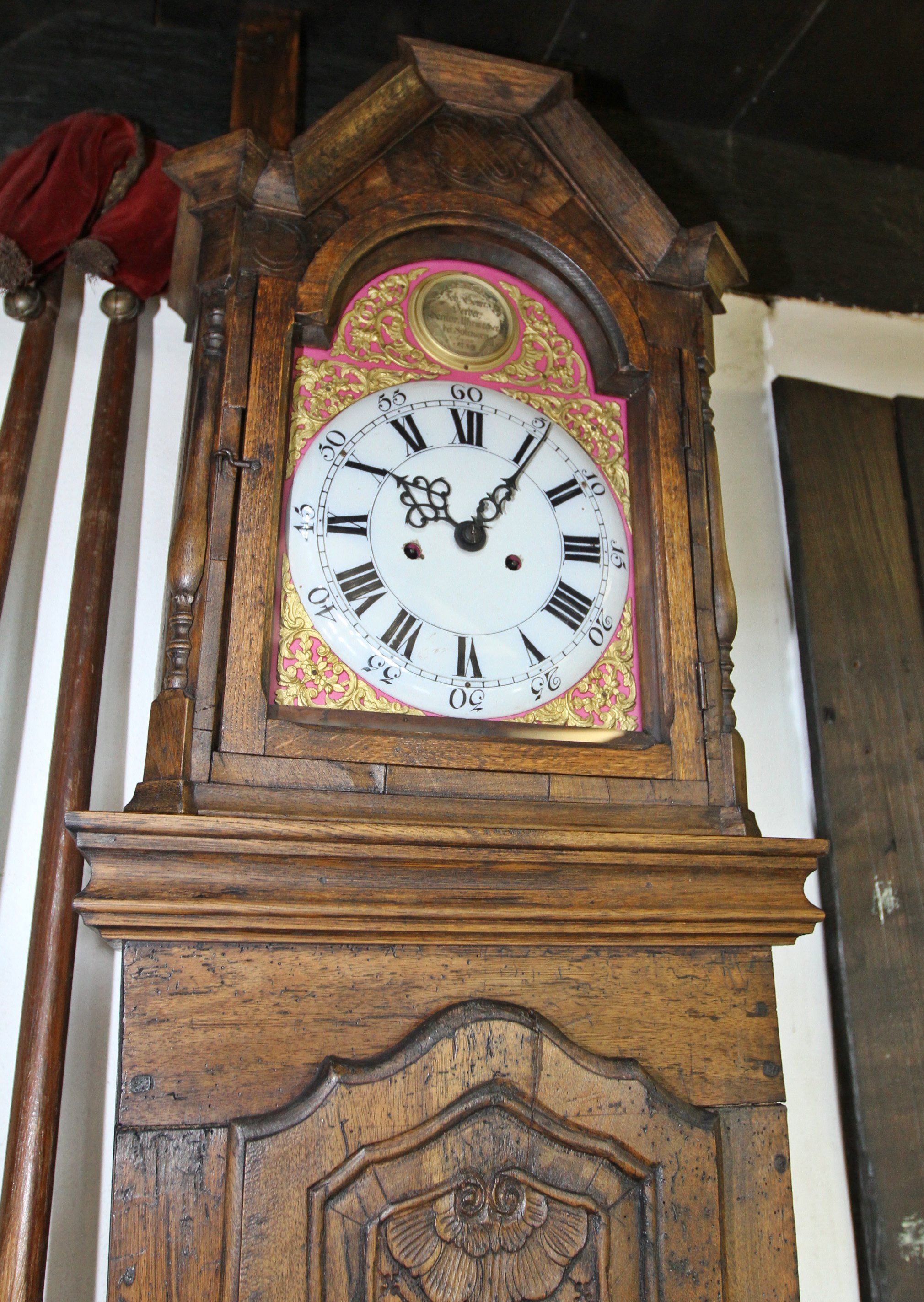 Vor rund 260 Jahren wurde die Standuhr gebaut. Uhrwerk und Kasten wurden zusammengefügt.