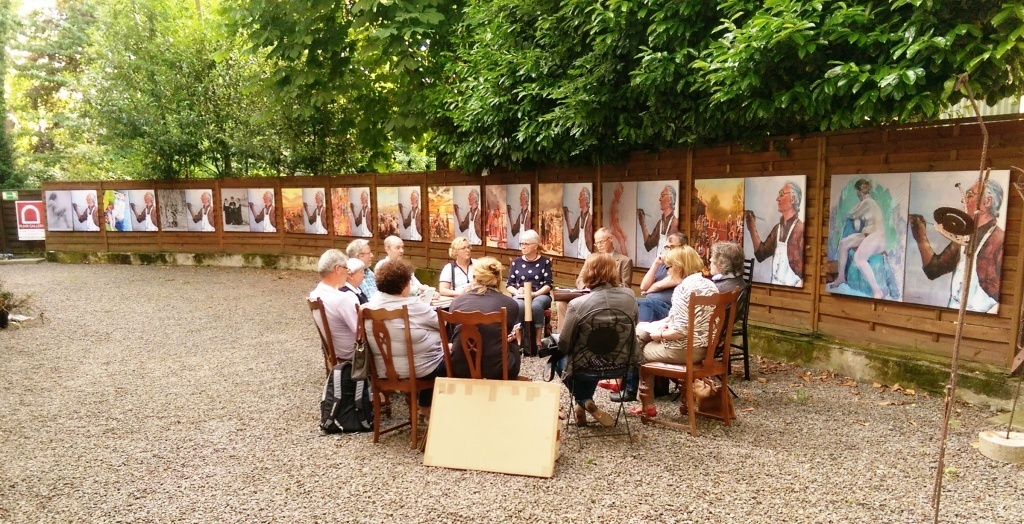 Inmitten der Kunstausstellung "DIE FLÄMISCHE SEELE": eine Mülheimer Künstlergruppe im "KUNSTRESORT MÜLHEIM" im Galeriehof der "Villa Schmitz-Scholl" in der Ruhrstraße 3 in der Kulturstadt Mülheim an der Ruhr