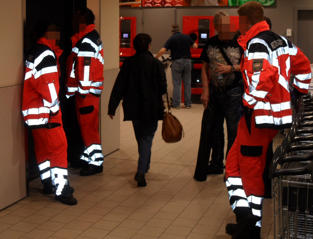 Der Rettungsdienst im Gespräch mit einer befreiten Person