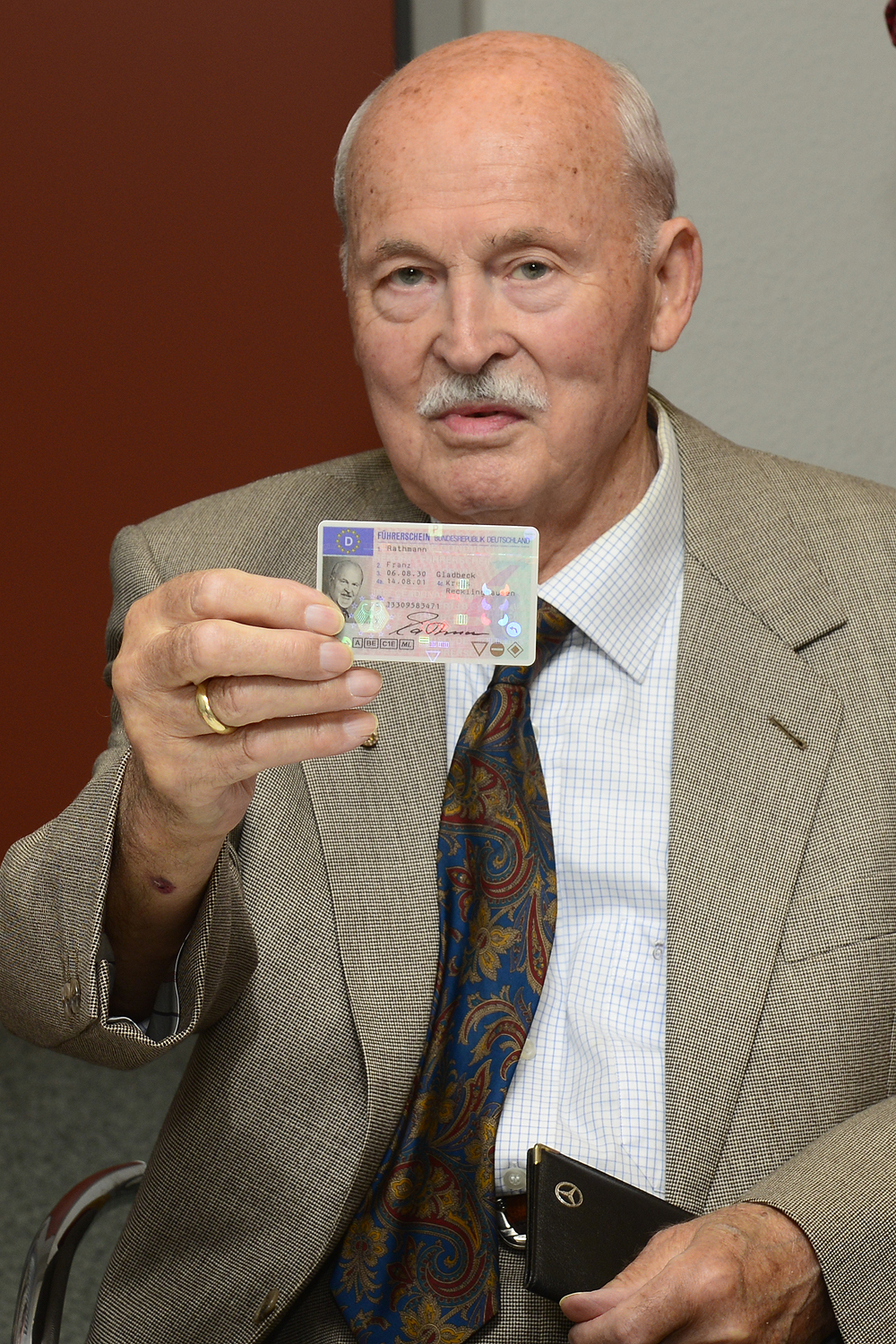 Mit Franz Rathmann (85) konnte heute im Bürgeramt der dritte Senior und weitere begrüßt werden, die freiwillig im Alter auf ihren Führerschein verzichten und ihn entwerten ließen. Im Foto bereits die aktuelle kleine FS-Version im Scheckkartenformat. Um die "Fleppe" in Zukunft schnell abzugeben, braucht man sich nur im neuen Rathaus gleich an der Information im Foyer melden und muss keine "Warte-Karte" ziehen. Foto: Kariger