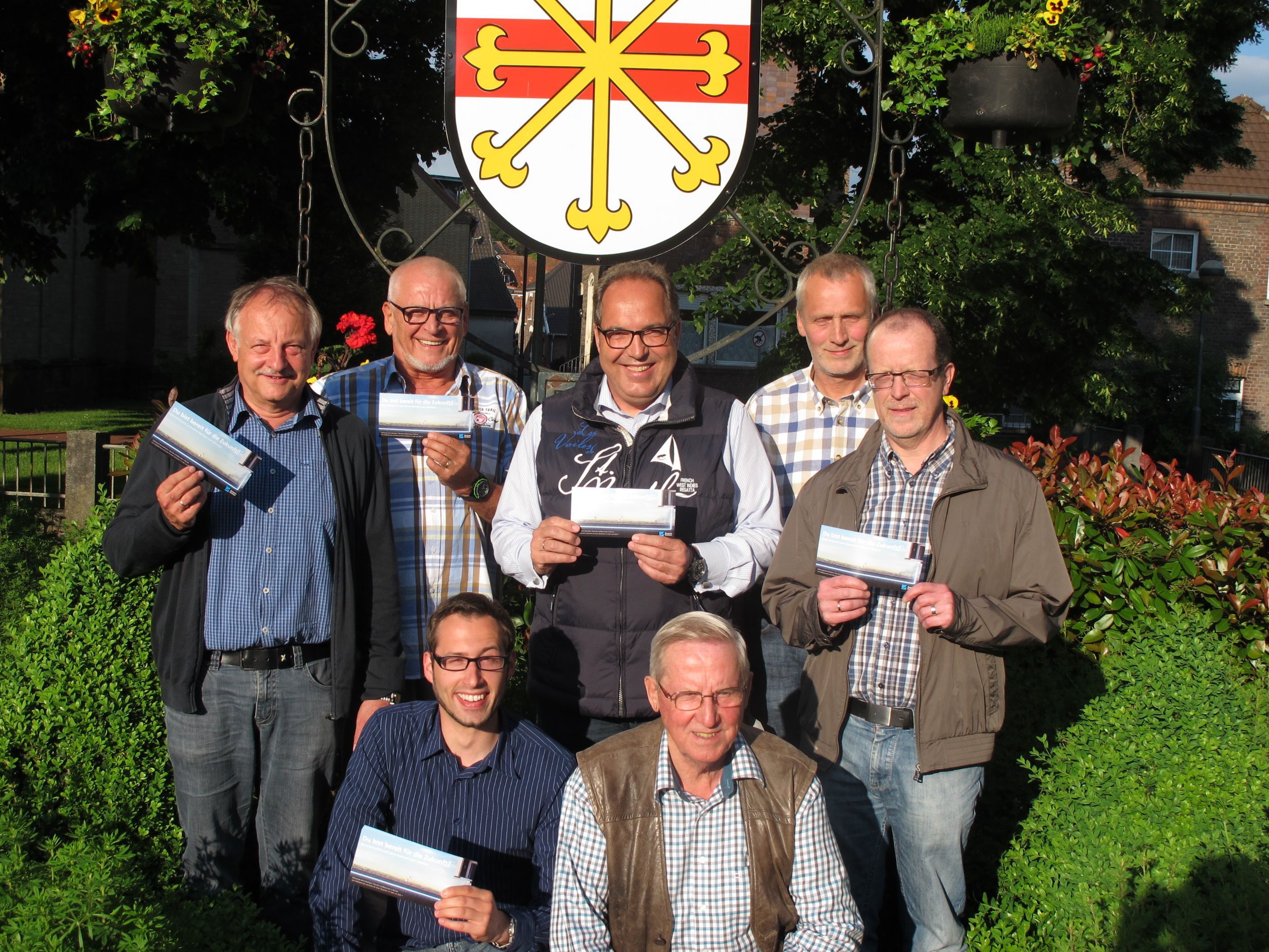 Wolfgang Walter, Wolfgang Busch, Bürgermeister Bernd Romanski, Dieter Holsteg, Manni Grütjen (o. v. li. n. re.), Christoph Kampen, Walter Ophey (u. v. li. n. re.)