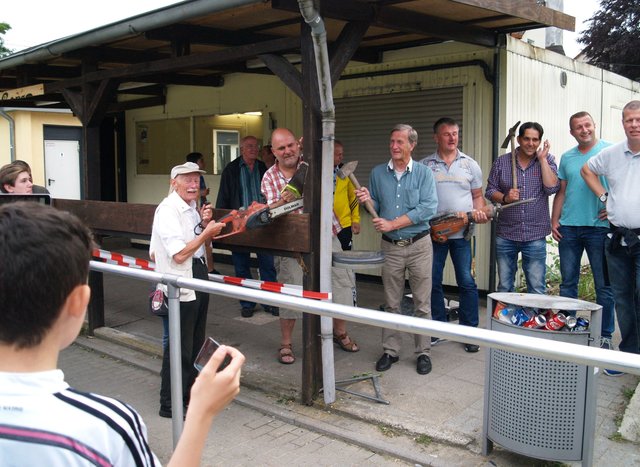 Sponsoren vom Opel-Museum Herne und RBB-Bau zelebrierten den Abriss.