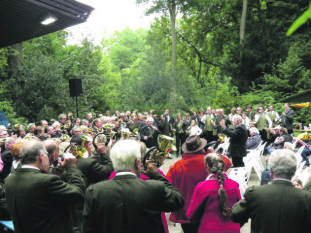Um 15 Uhr präsentiert sich das Jagdhornbläserkorps Schloss-Horst vor der St. Hippolytus-Kirche. Es gibt noch mehr Live-Musik und ein Zumba-Mitmach-Angebot.