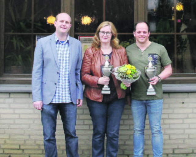 Andreas Ingenbleek, vom Ausrichter „Weezer Kegelfreunde“(links) mit den Einzelortsmeistern Anja Page und Andy Hendricks. Foto: privat