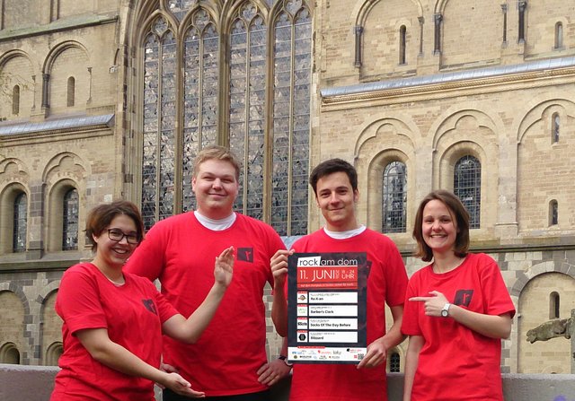 Auf dem Foto das Organisationsteam „Rock am Dom“ (v.l.): Sarah Fickinger, Moritz Schulz, Steffen Junghänel und Maren Junghänel.