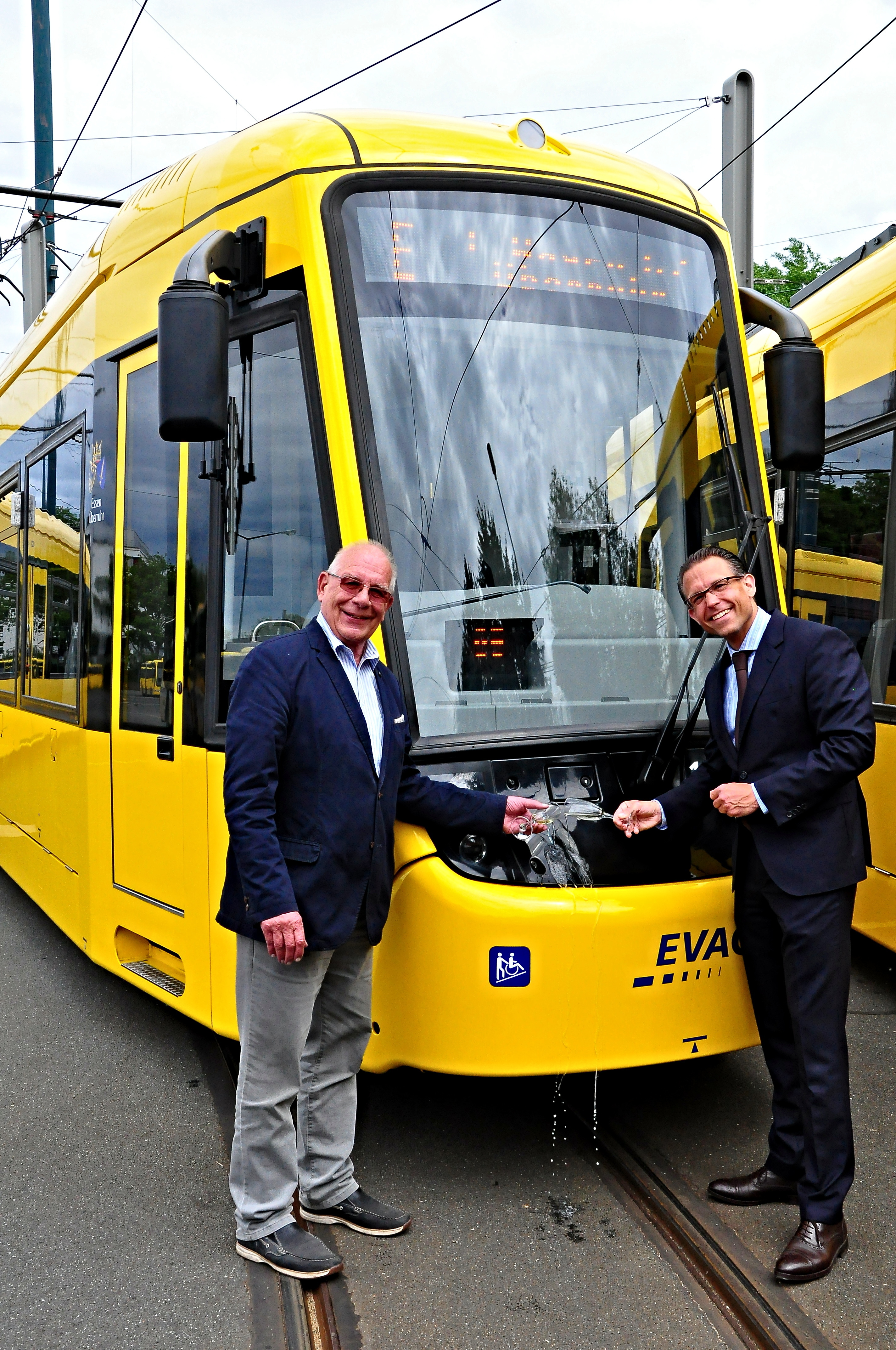 Prominente Taufpaten bei der Arbeit (v.l.): Manfred Kuhmichel (Bezirksbürgermeister BV VIII) und Michael Feller (Vorstandsvorsitzender EVAG). Fotos: Janz