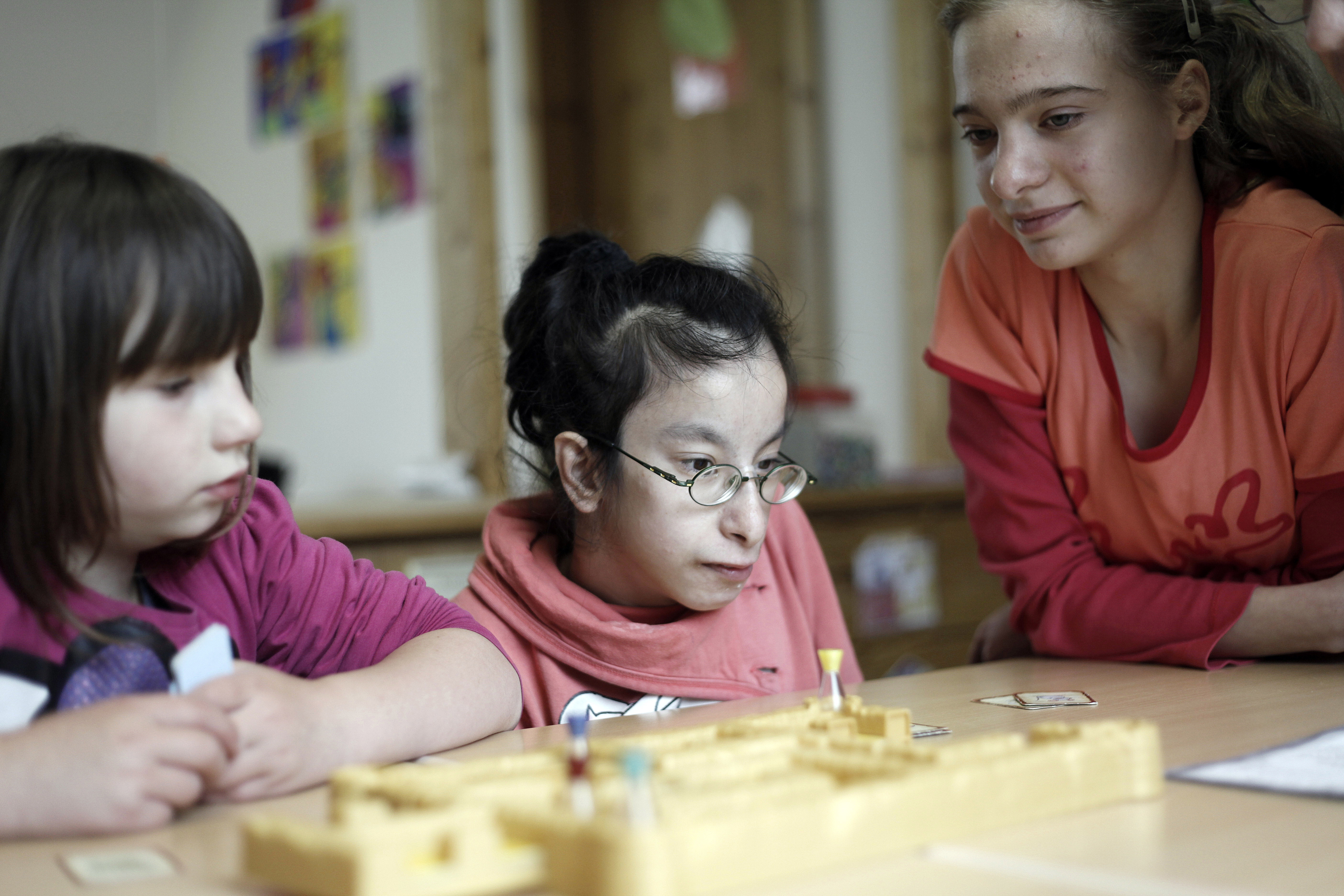Die Schülerinnen und Schüler in Sümmern freuen sich über Hilfe durch die "Bufdis". Foto: Raffi Derian/Märkischer Kreis