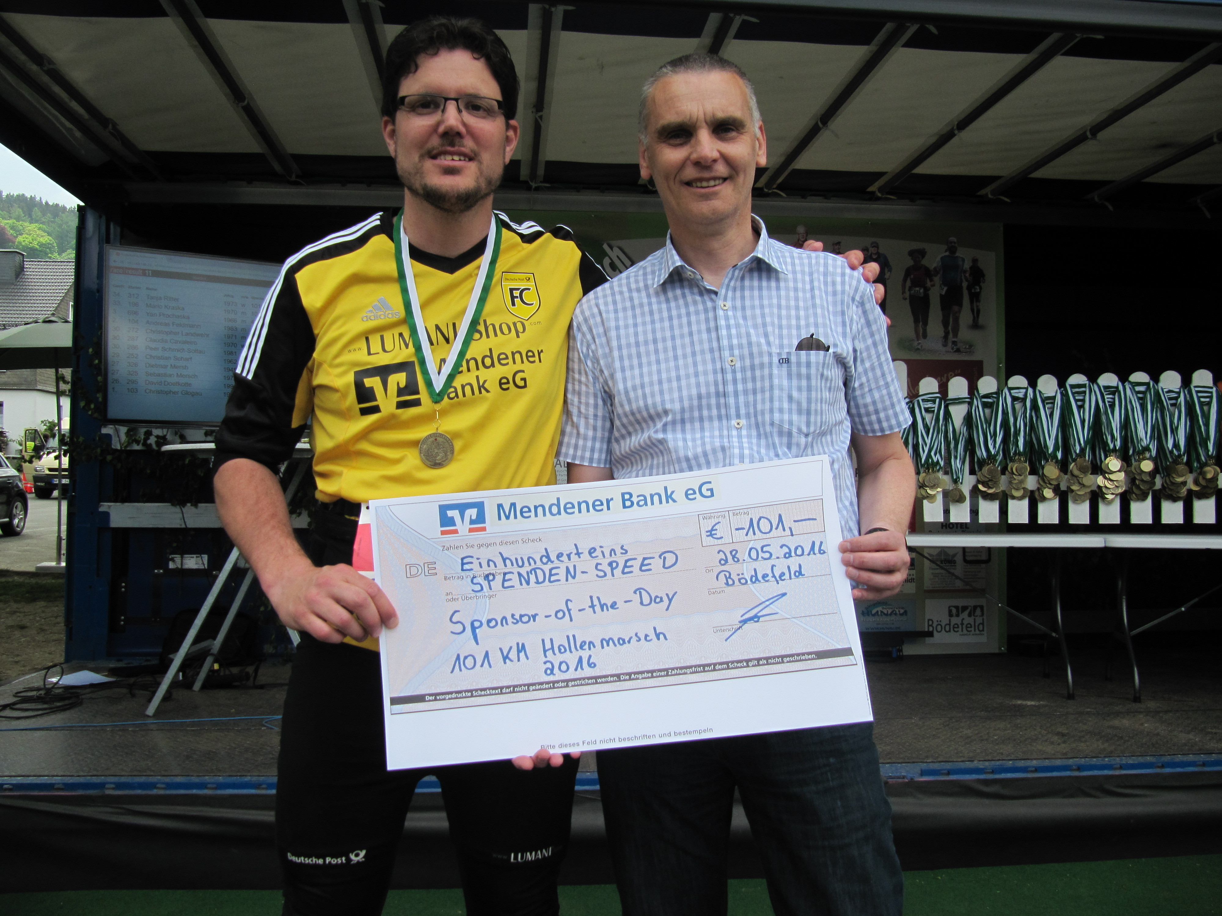 Scheckübergabe vom Sponsor-of-the-Day Renaat Van Loock!