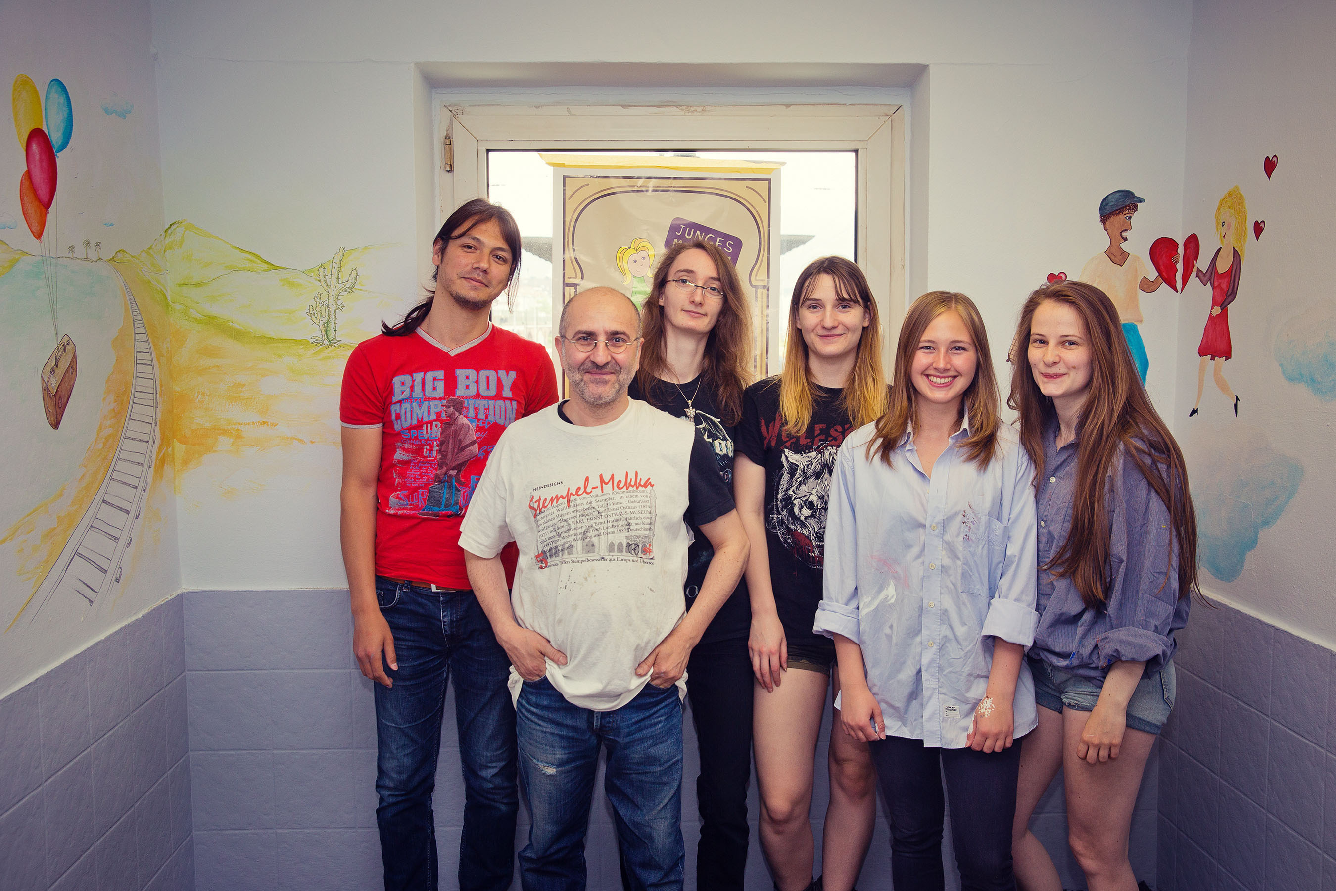 Anika, Billy, Caroline, Judith, Katrin, Maikel und Nora arbeiteten am Projekt „Kommen und Gehen“ im Hagener Hauptbahnhof. Foto: Privat