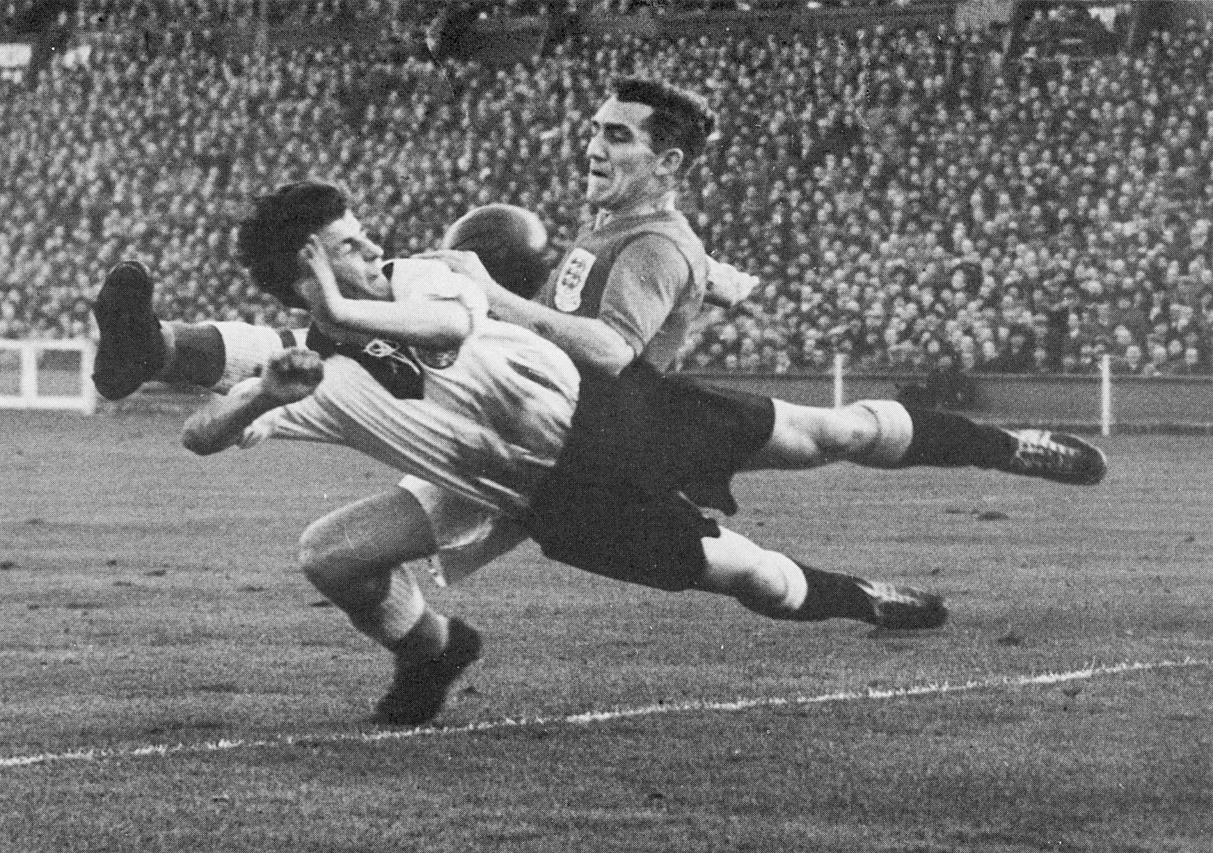 Ein "Gerther Junge" haut sich im Adler-Trikot im Londoner Wembleystadion gegen England rein: Gerhard Harpers verlor dieses Spiel mit dem amtierenden Weltmeister Deutschland am 1. Dezember 1954 mit 1:3. Fotos (4): privat
