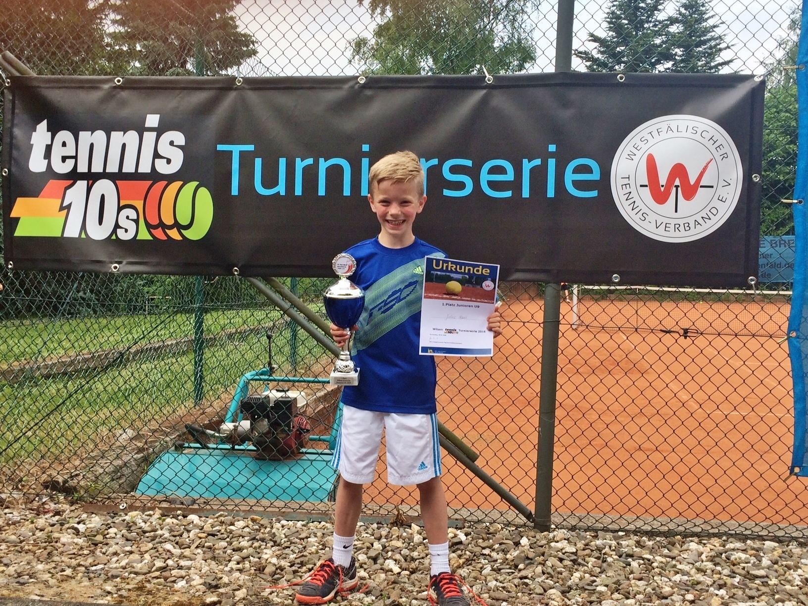 Julius Haus zeigt stolz nach seinem Turniersieg den Pokal und die Urkunde.