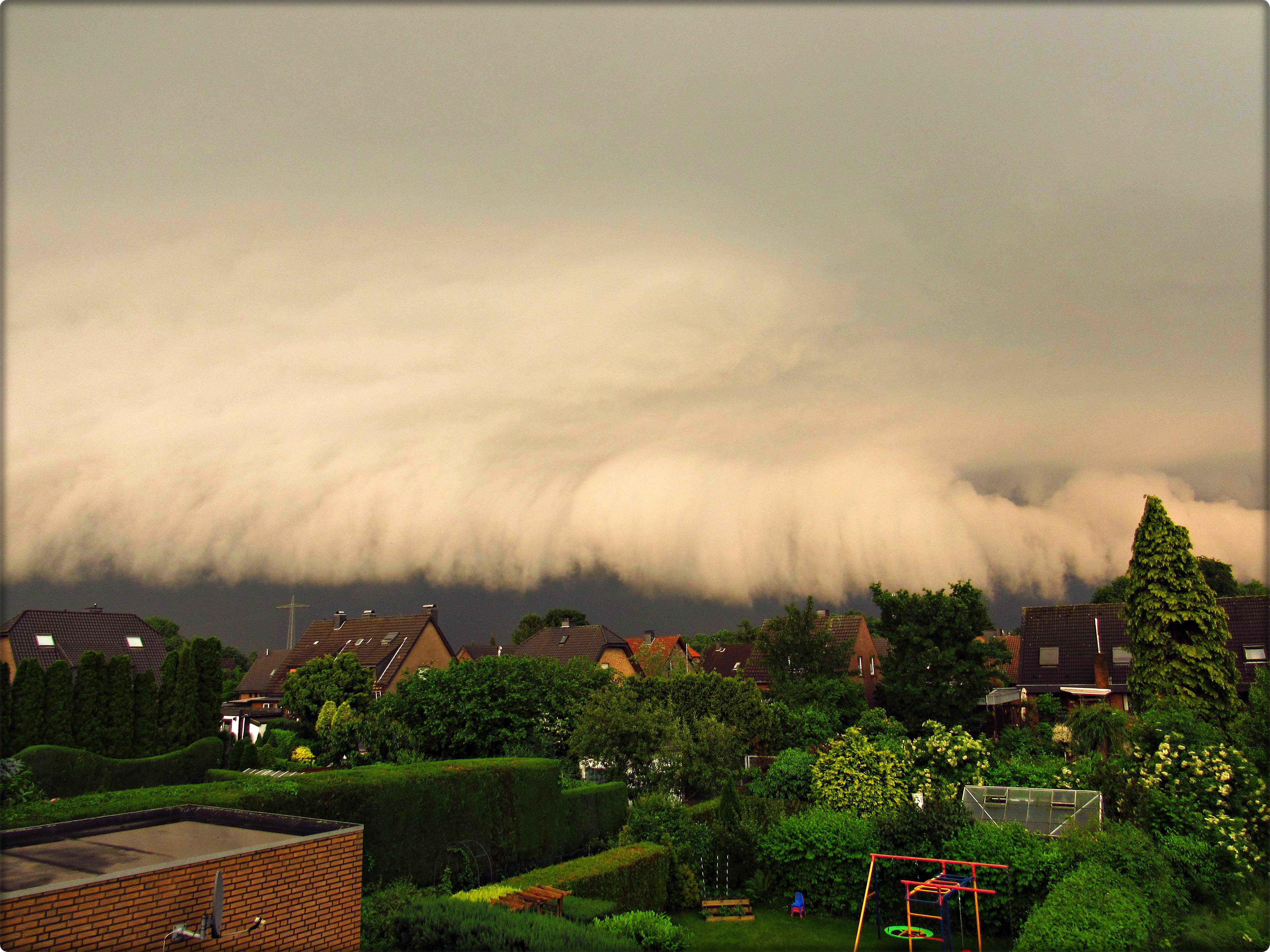 Das Übel nahm seinen Lauf, als diese Wolkenformation gestern Abend auf Xanten zurollte.