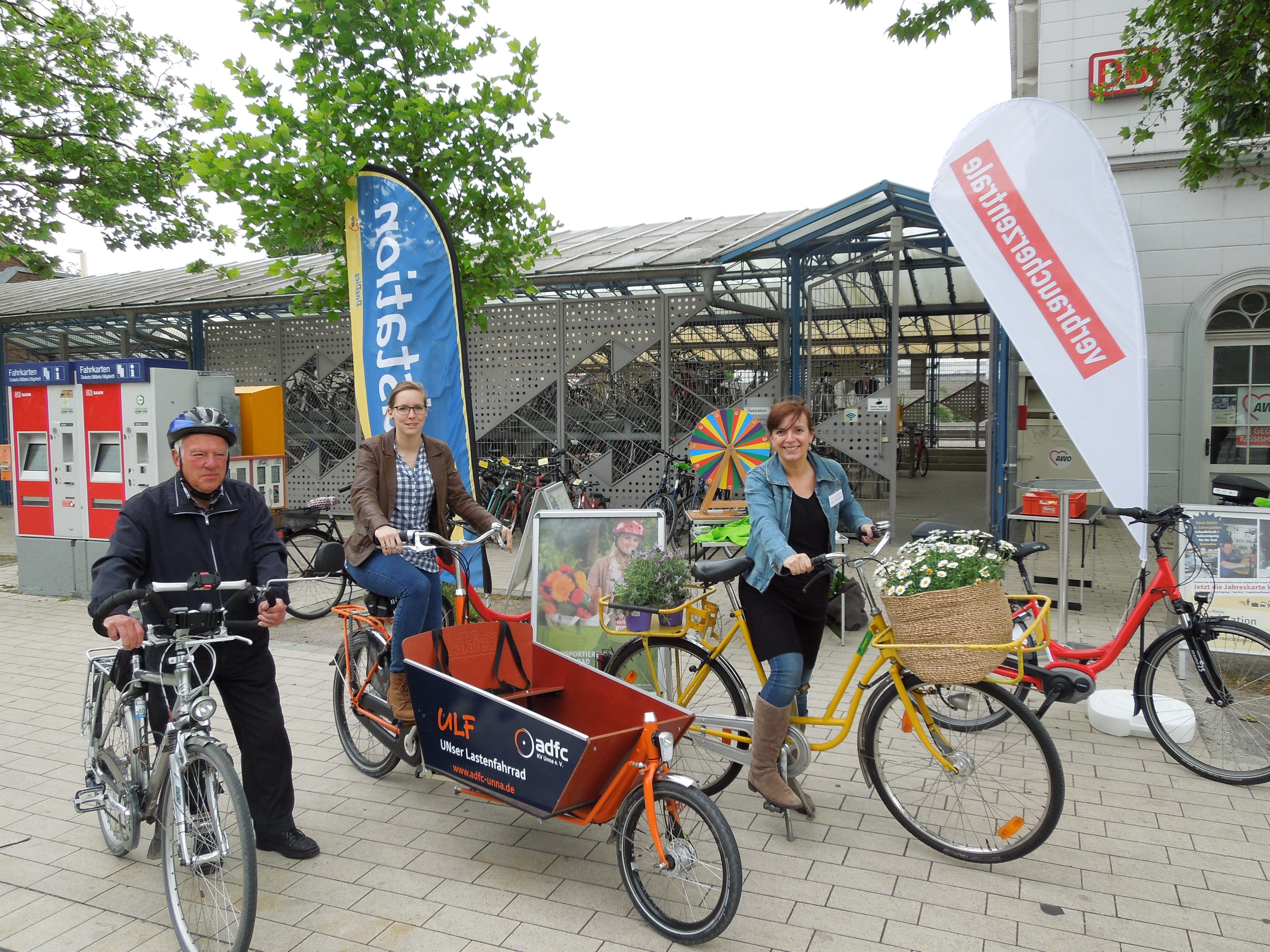 "Radfahren bringt's!" - das finden auch Ulrich Schoppohl (ADFC), Jutta Eickelpasch (Verbraucherzentrale) und Gabi Schwering (Stadt
Kamen), hier vor der AWO-Radstation