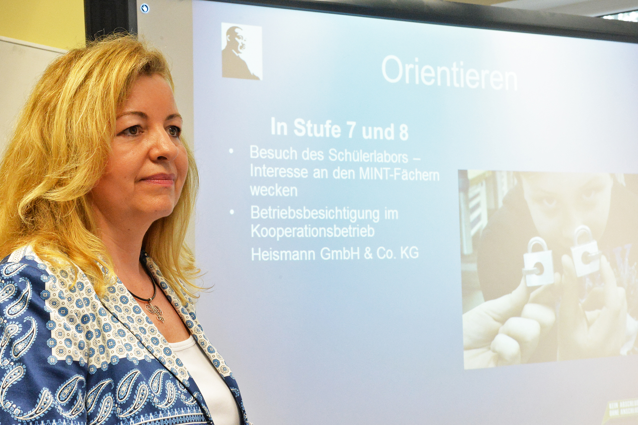 Anke Mellor, Koordinatorin für die Berufswahlvorbereitung, erläuterte der Schulministerin und der türkischen Generalkonsulin, wie an der Martin-Luther-King-Schule das Prinzip "Kein Abschluss ohne Anschluss" funktioniert.