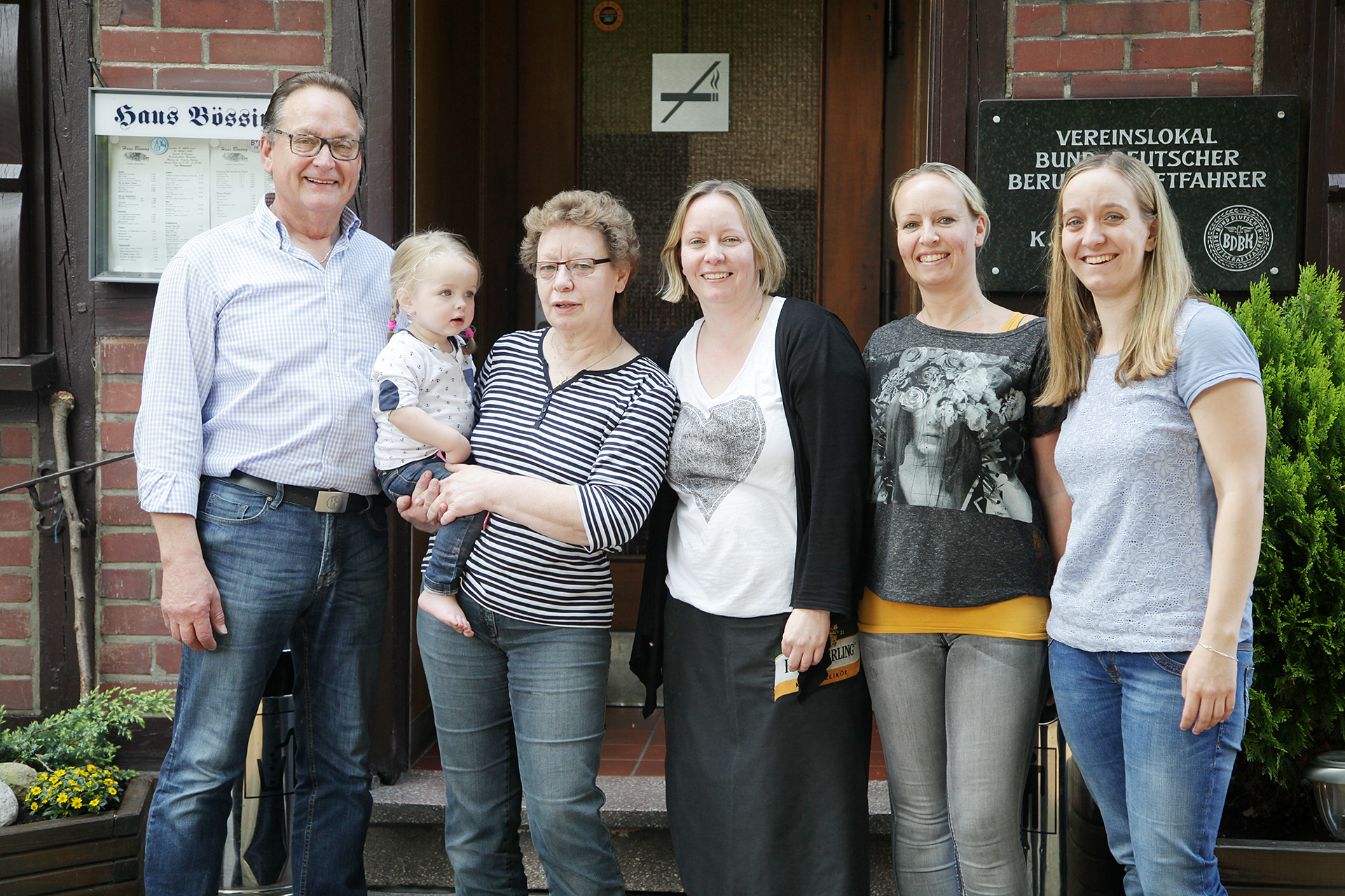 Familie Bössing vor der Gaststätte an der Laakstraße: Wirt Heinz und seine Frau Kornelia mit Enkeltochter Emma und den Töchtern Kathrin, Michaela und Anna.Foto: Magalski
