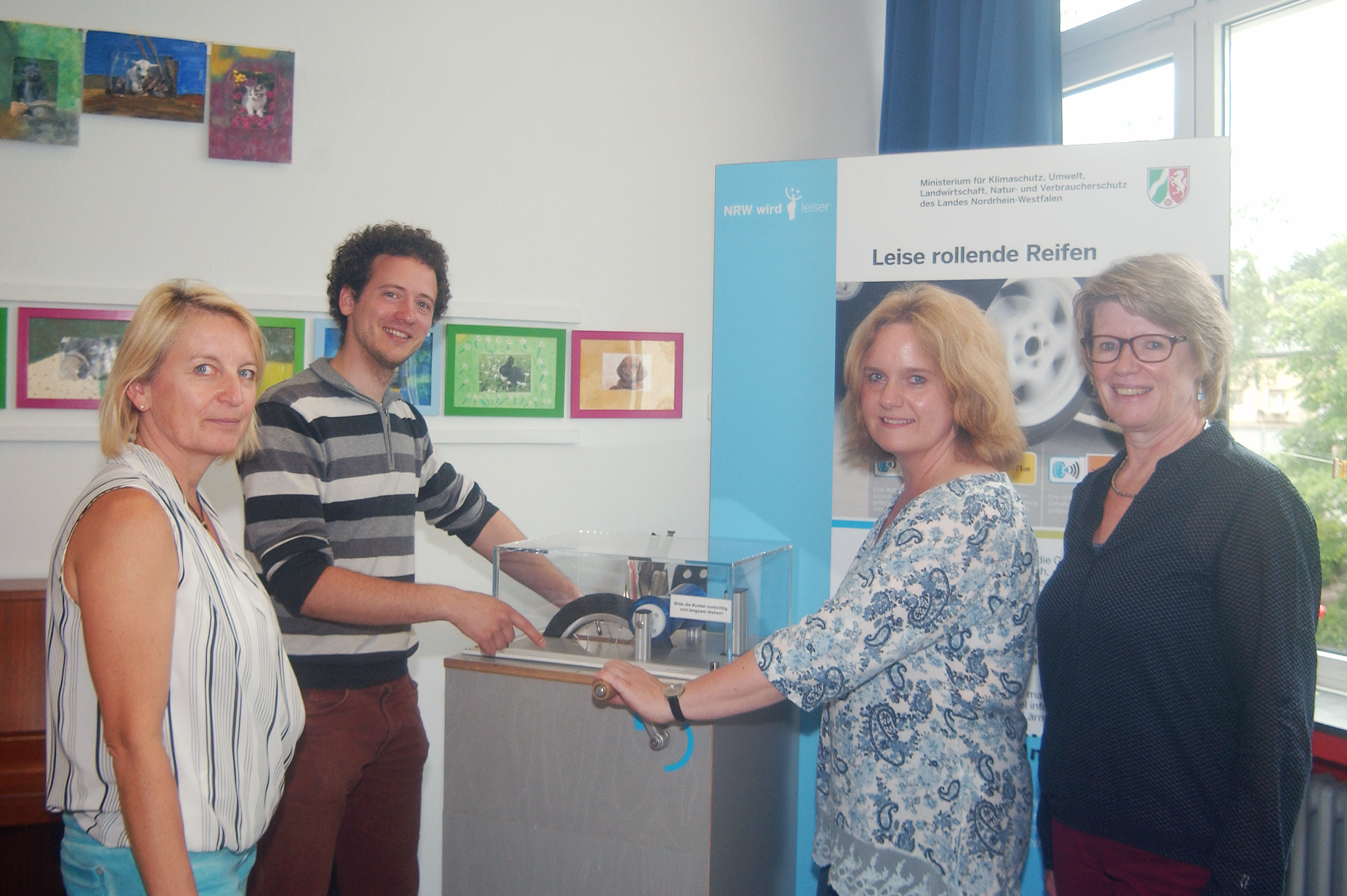 Tilman Abresch erklärt den Pädagoginnen der Dorfschule, wie die Stationen funktionieren.