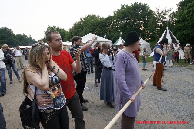 Ohren zu und Mund auf - trotzdem erschraken viele, denn mit dieser Lautstärke hatte man nicht gerechnet.