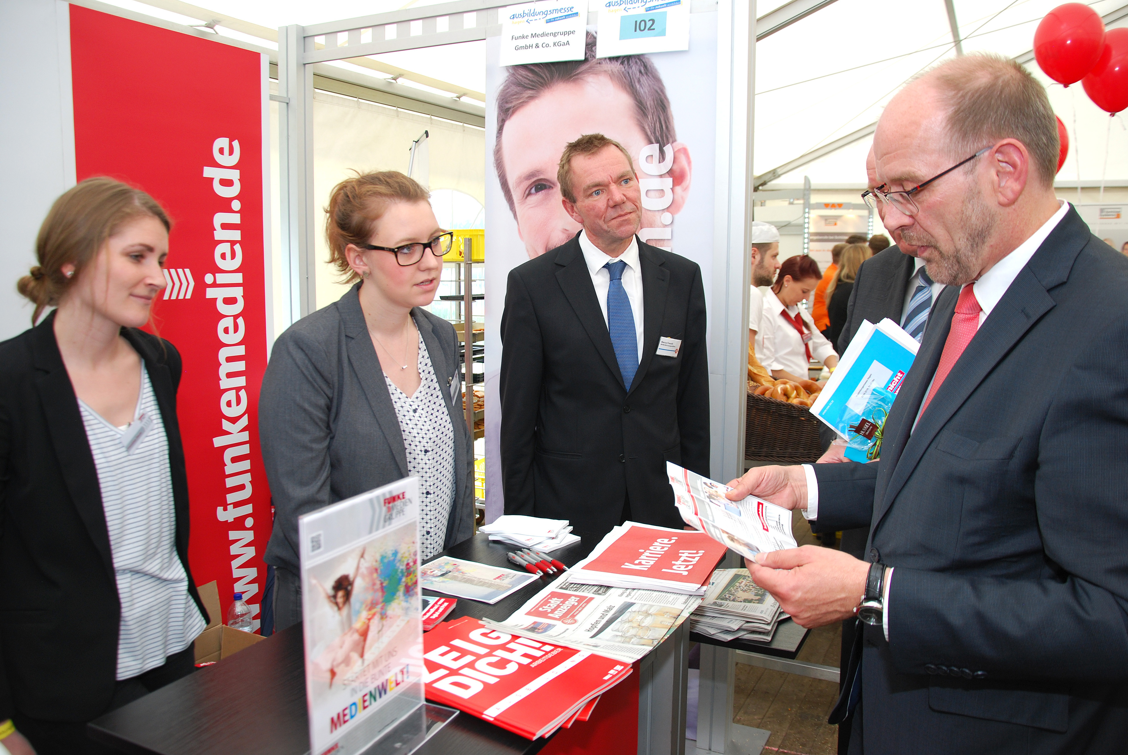 Auch am Stand der Funke Mediengruppe informierte sich Minister Rainer Schmeltzer.