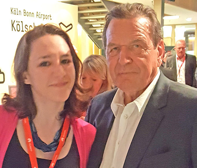 Während der Jubiläumsfeier "50 Jahre NRW-Landesgruppe in der SPD-Bundestagsfraktion" in Berlin hatte die Krayer SPD-Politikerin Agnes Tepperis Gelegenheit zu einem kurzen Gedankenaustausch mit Alt-Kanzler Gerhard Schröder. Foto: privat