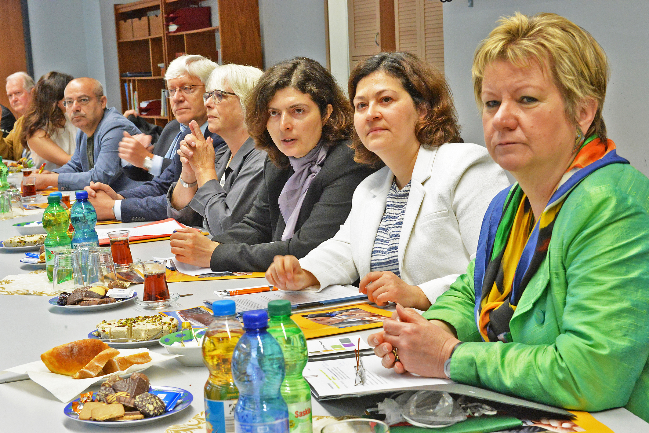 Hoher Besuch gestern Morgen an der Martin-Luther-King-Schule: Schulministerin Sylvia Löhrmann (rechts) und die türkische Generalkonsulin Şule Gürel (zweite von rechts) ließen sich zeigen, wie das Landesvorhaben "Kein Abschluss ohne Anschluss - Übergang Schule-Beruf in NRW" in Velbert umgesetzt wird.