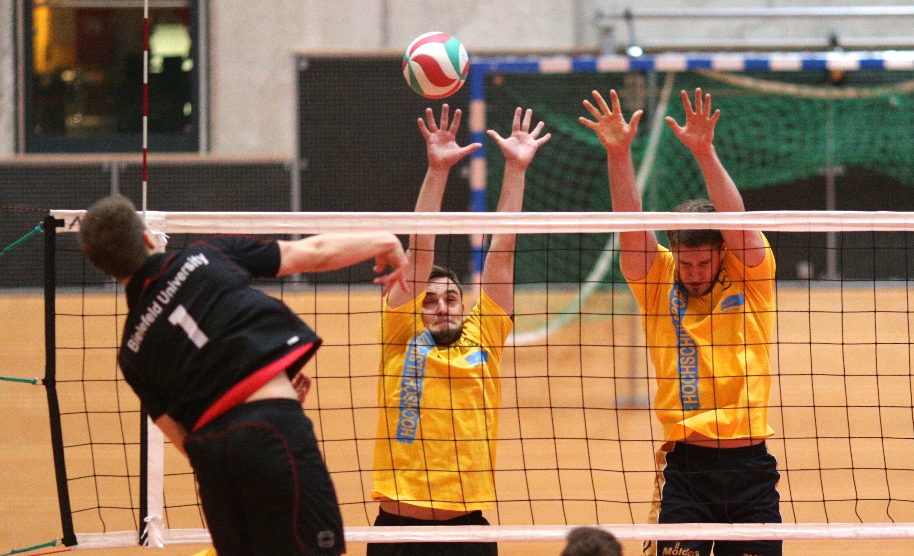 Auf dem Weg zum großen Traum: Das Volleyballteam des Hochschulsports der UDE kämpft Dienstag um die Finalteilnahme. Foto: privat