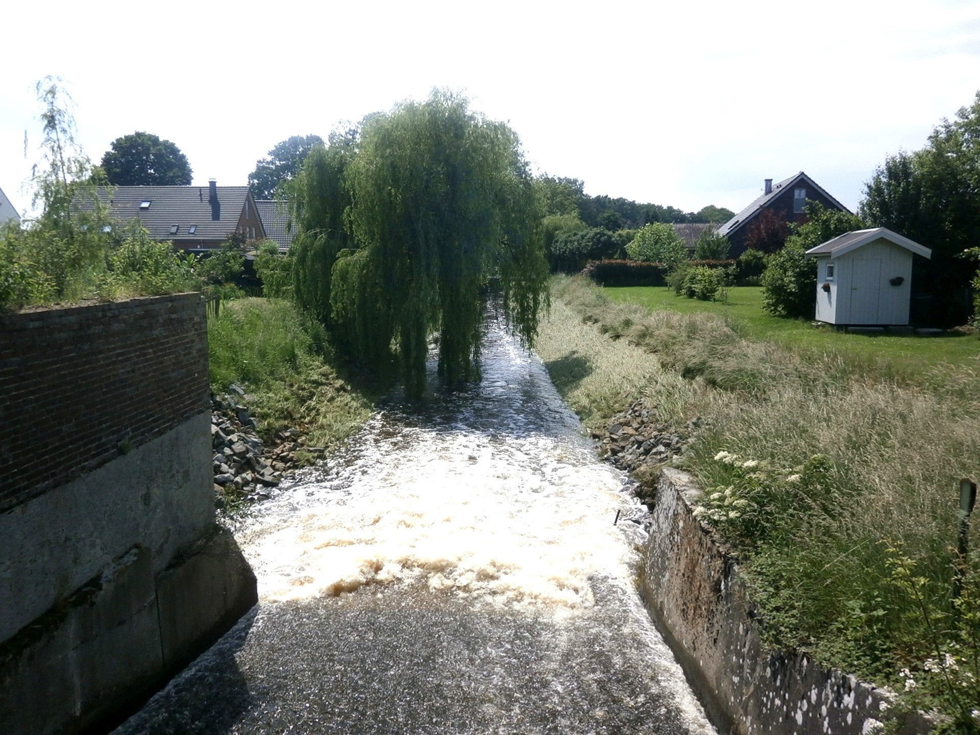 Issel an der Staustufenbrücke. Hier ergoss sich das Nass wasserfallmäßig.