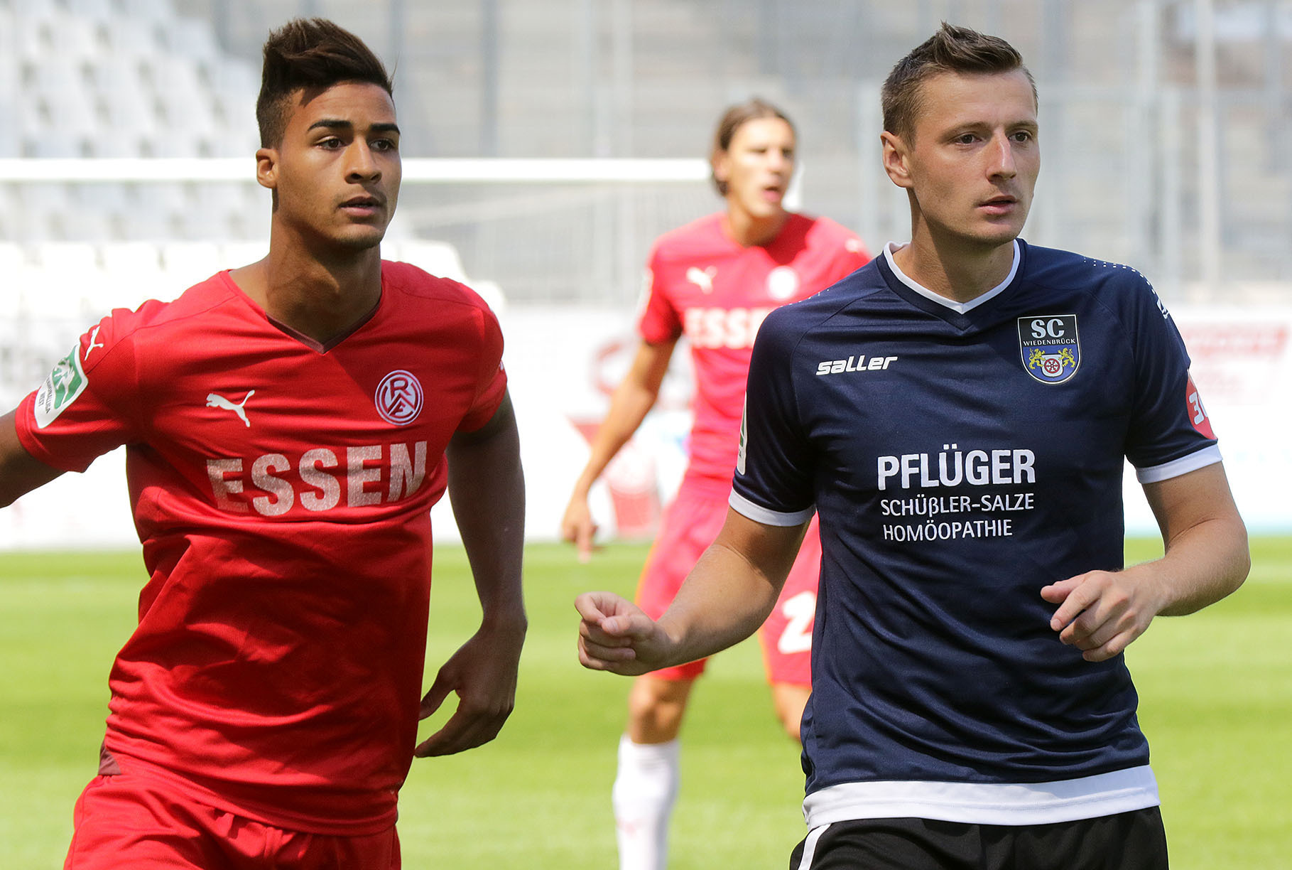 Gilt als einer der begehrtesten Spieler der Regionalliga-West: Offensivmann Kamil Bednarski (re.) kickt bald in rot und weiss. Archivfoto: Gohl