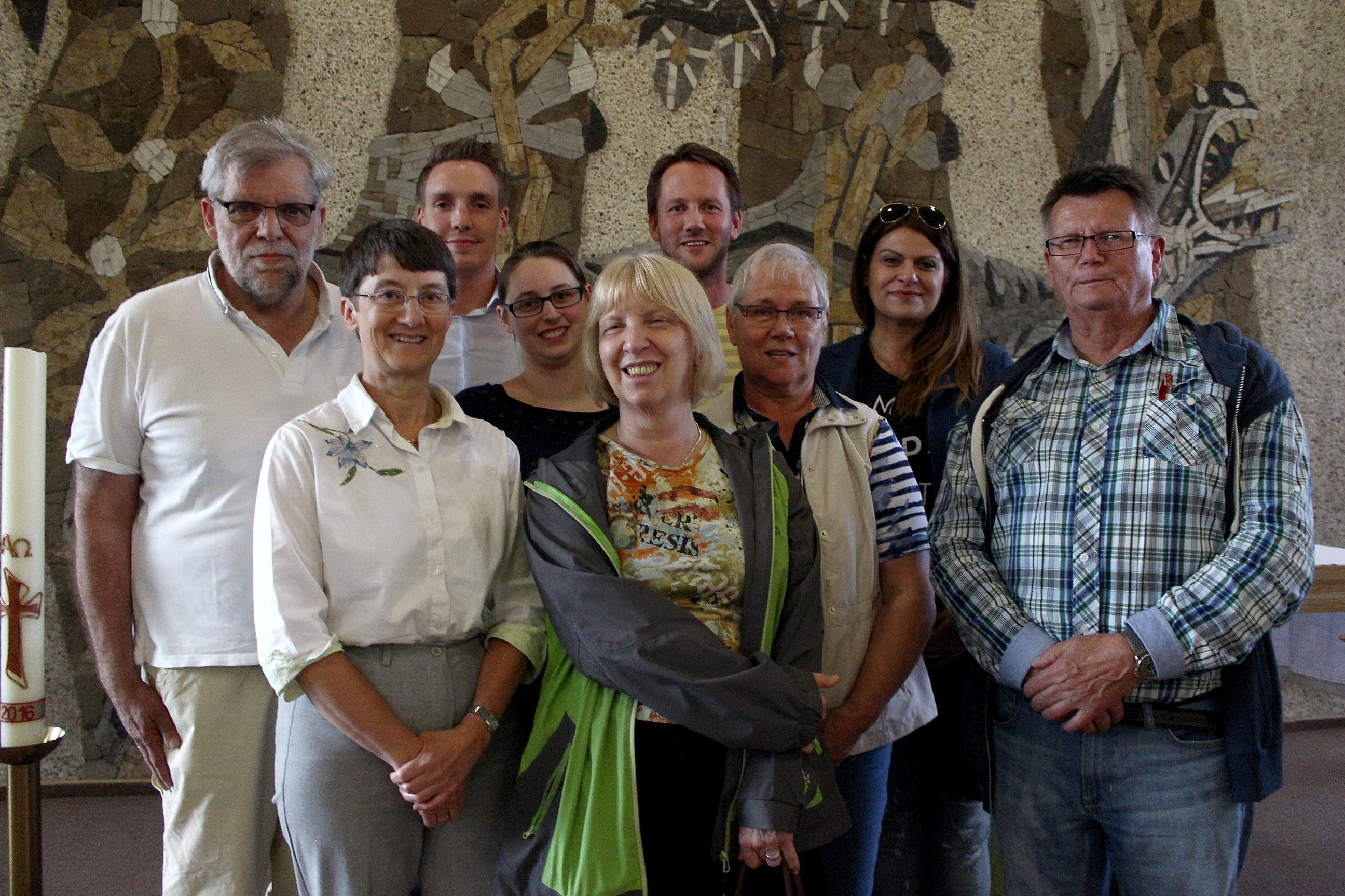 Willkommen in Dellwig (v.l.): Michael Tamm, Gruppenlotse „Männer“, Margarete Tamm, Gruppenlotsin „Sprachkurse“, Hendrik Löcken, Gruppenlotse „Jugendliche“, Catrin Fiswick, Gruppenlotsin „Frauenbegegnung“, Mark Krüger, Schulleiter Kraienbruchschule, Moderatorin Anna Bartmann-Hill, Medina Mesenovic, Leitung Zeltdorf Levinstraße, sowie Karl-Heinz Krieger, evangelische Kirche Samoastraße, planen zahlreiche Angebote für die Neuankömmlinge. Foto: AMü